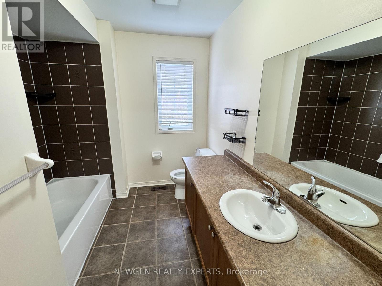 594 Courtney Valley Road, Mississauga, Ontario  L5V 0C2 - Photo 16 - W12639232