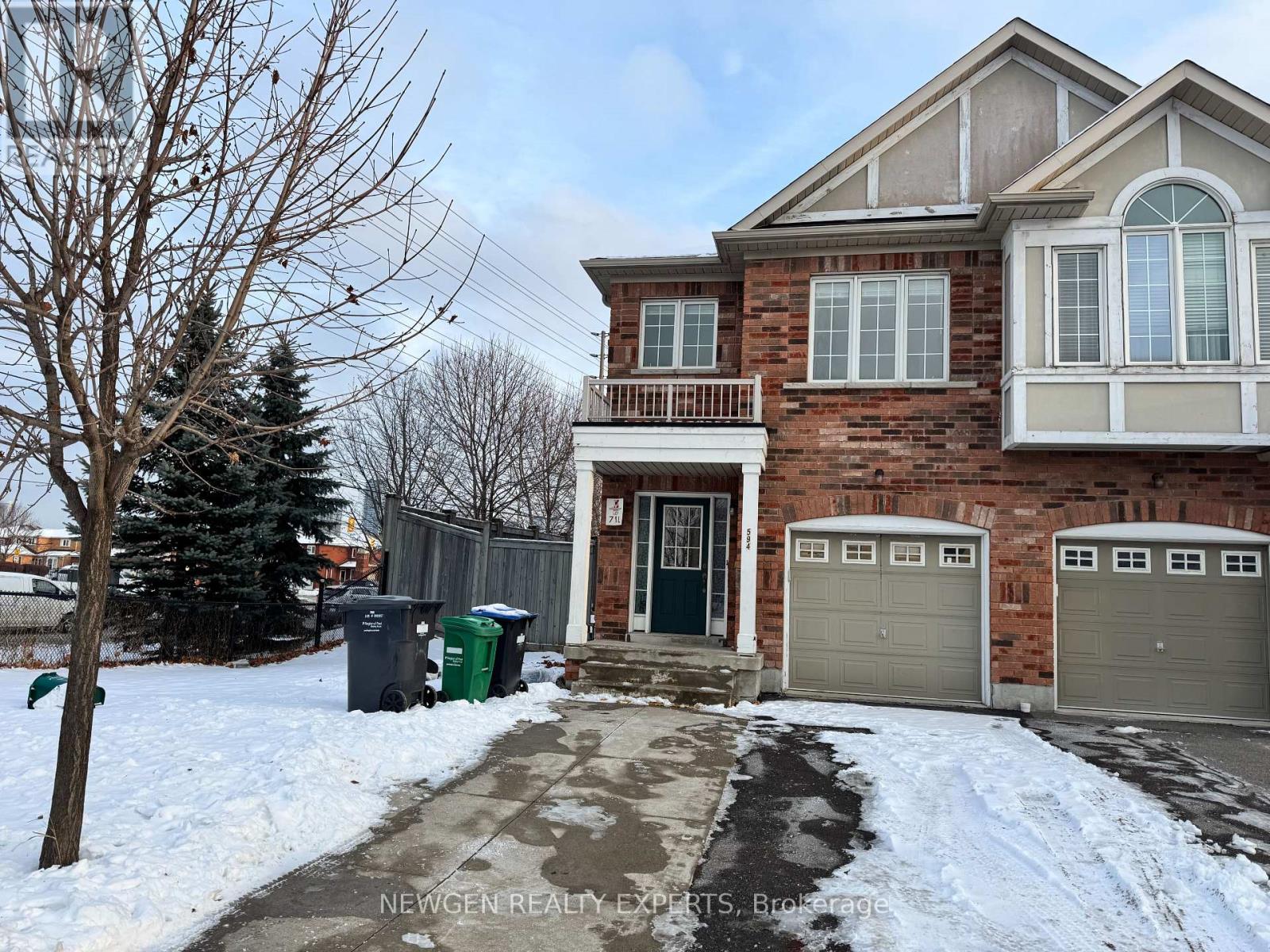594 Courtney Valley Road, Mississauga, Ontario  L5V 0C2 - Photo 2 - W12639232