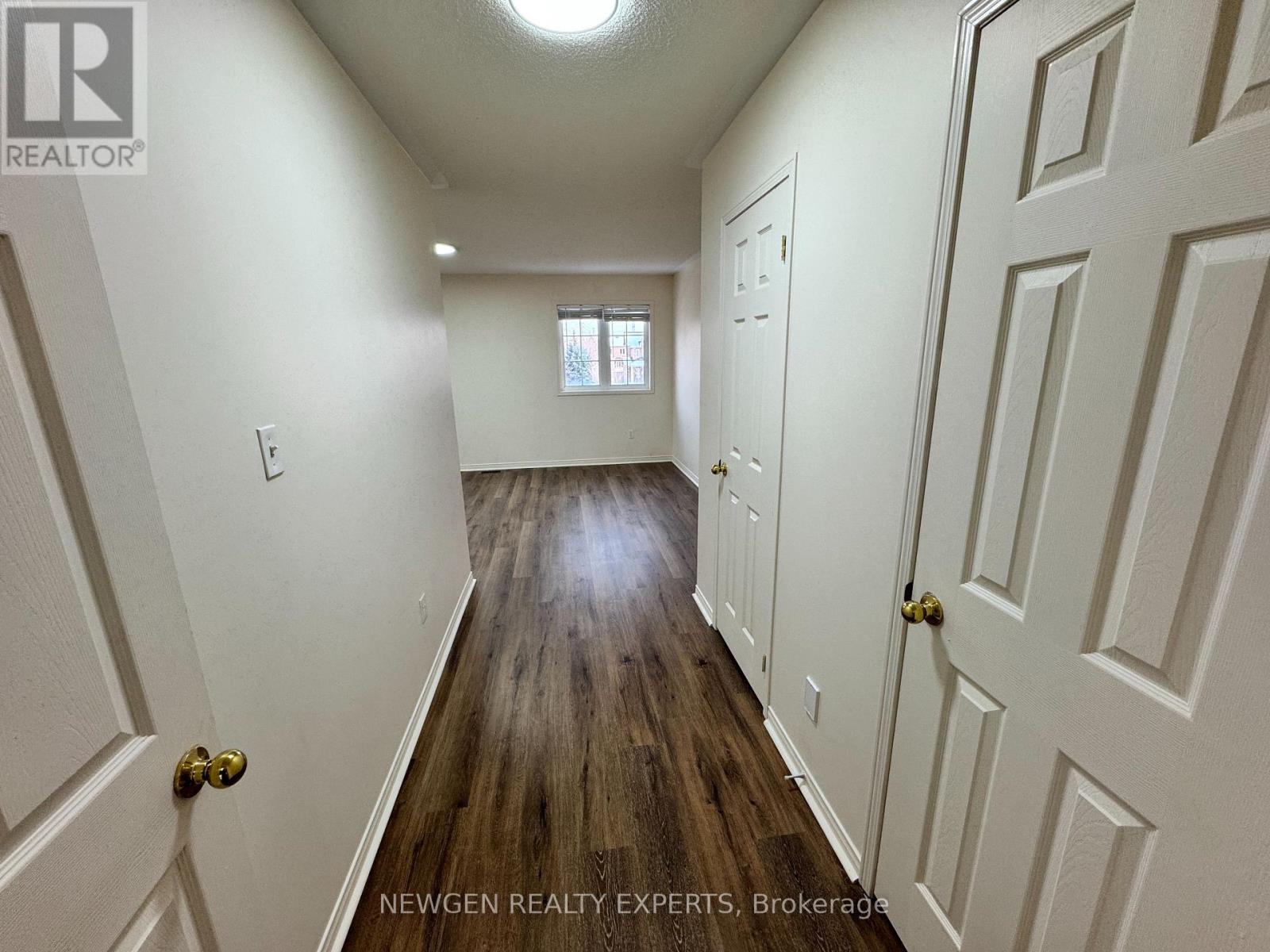 594 Courtney Valley Road, Mississauga, Ontario  L5V 0C2 - Photo 4 - W12639232