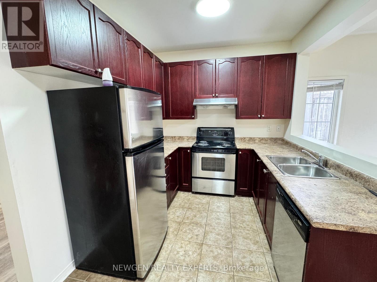 594 Courtney Valley Road, Mississauga, Ontario  L5V 0C2 - Photo 5 - W12639232