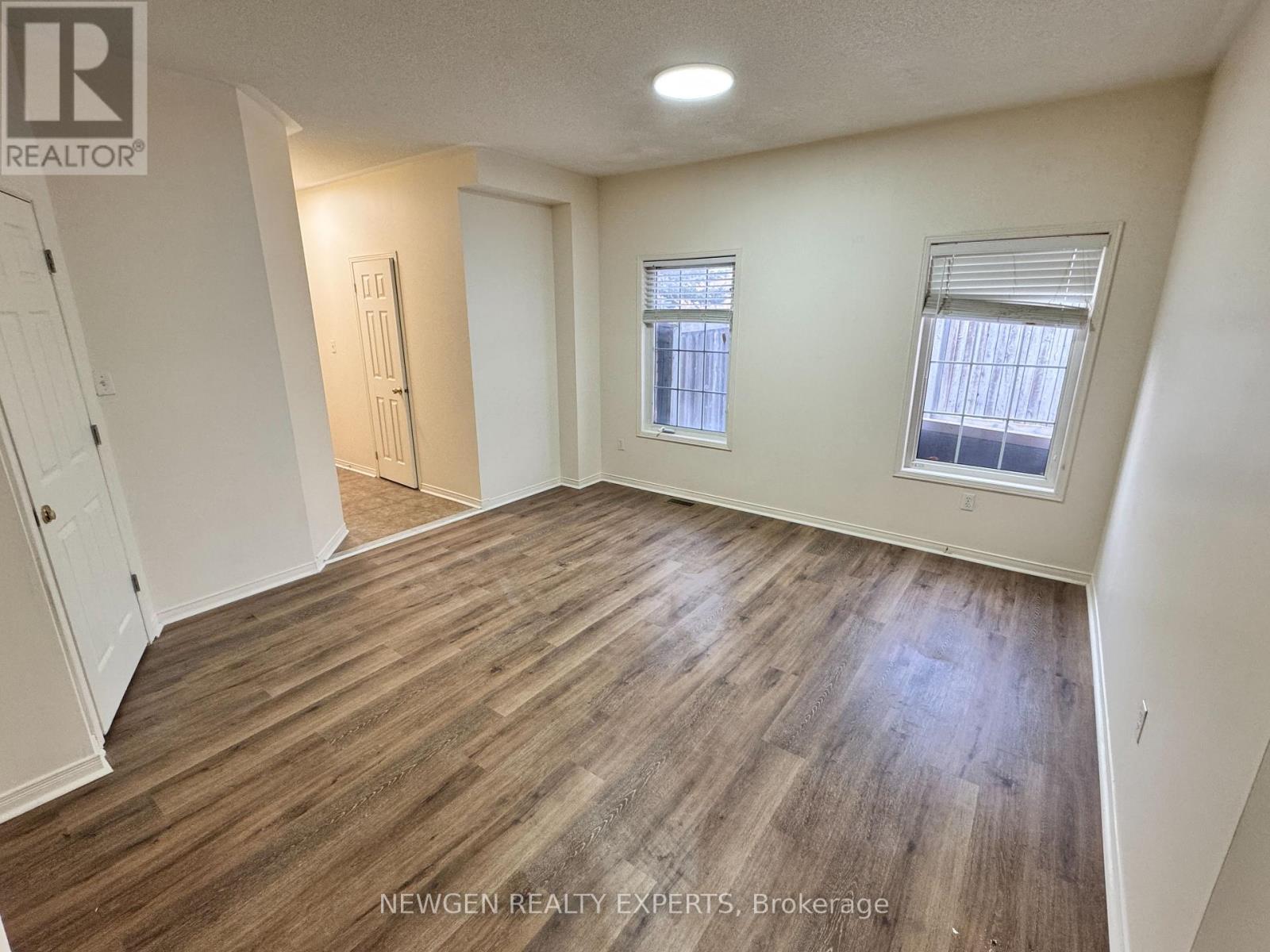 594 Courtney Valley Road, Mississauga, Ontario  L5V 0C2 - Photo 7 - W12639232