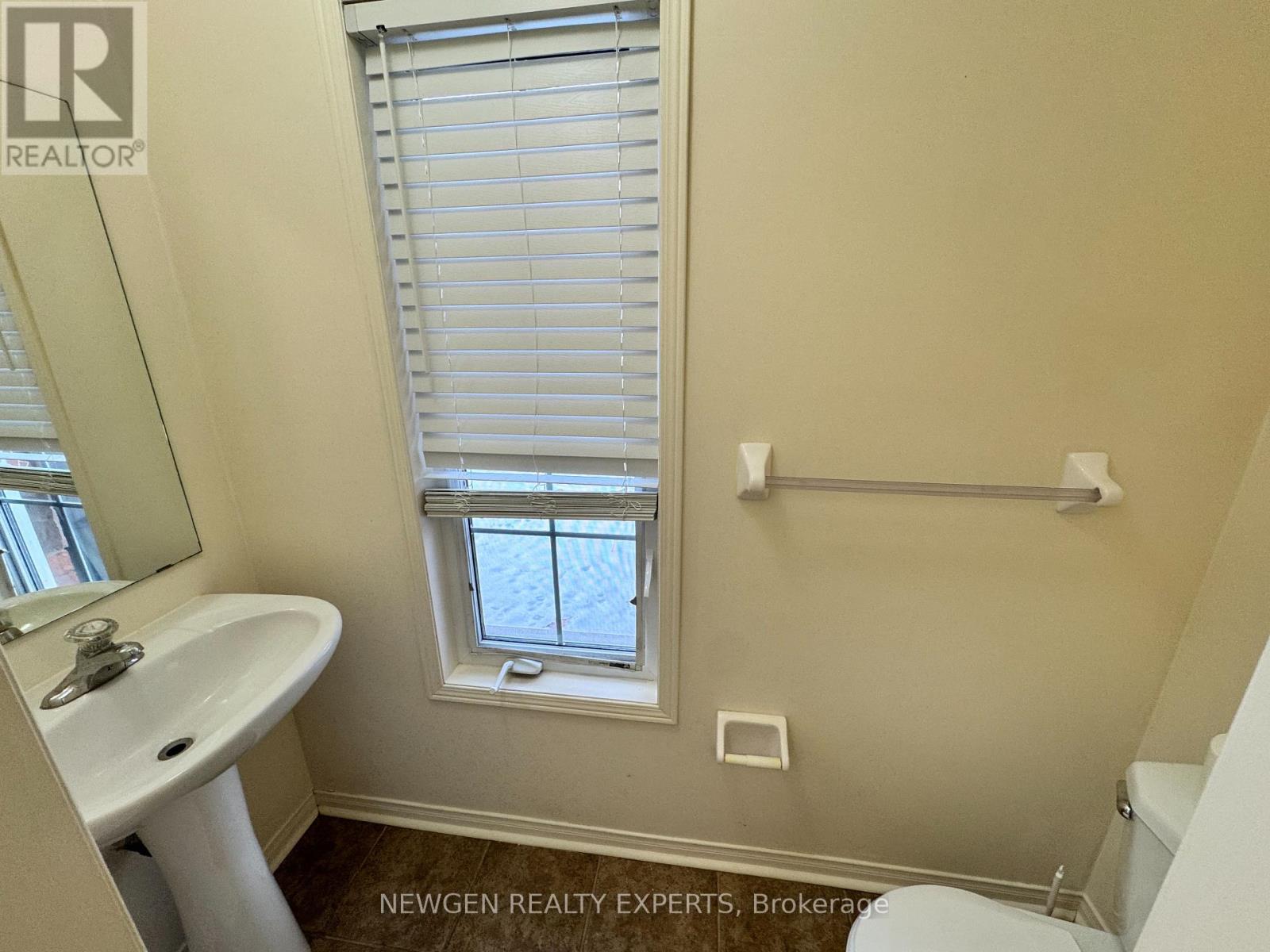 594 Courtney Valley Road, Mississauga, Ontario  L5V 0C2 - Photo 8 - W12639232