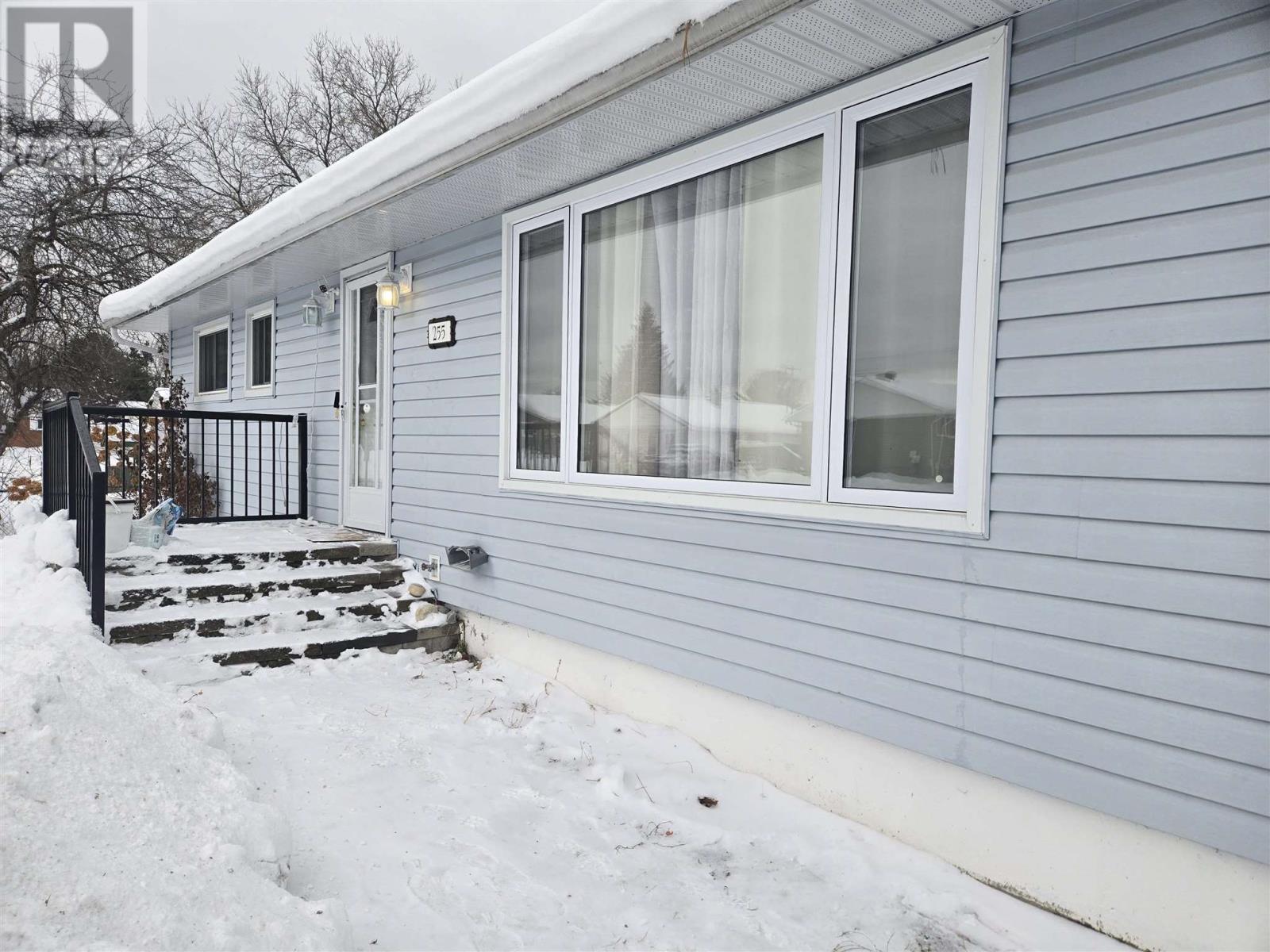 255 Mississauga Ave, Elliot Lake, Ontario  P5A 1E8 - Photo 2 - SM253499