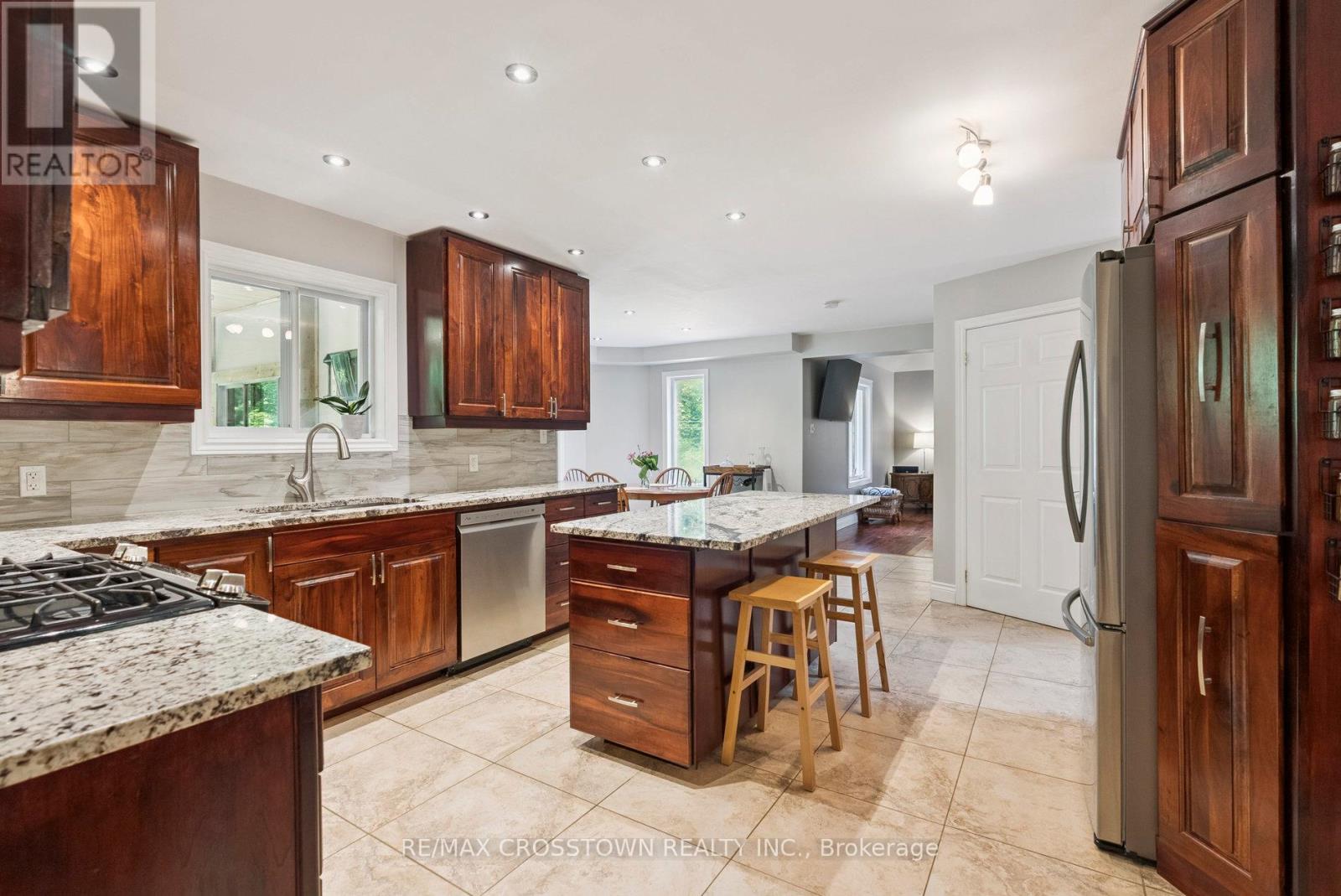 19 Gillespie Trail S, Essa, Ontario  L3W 0V1 - Photo 10 - N12577288