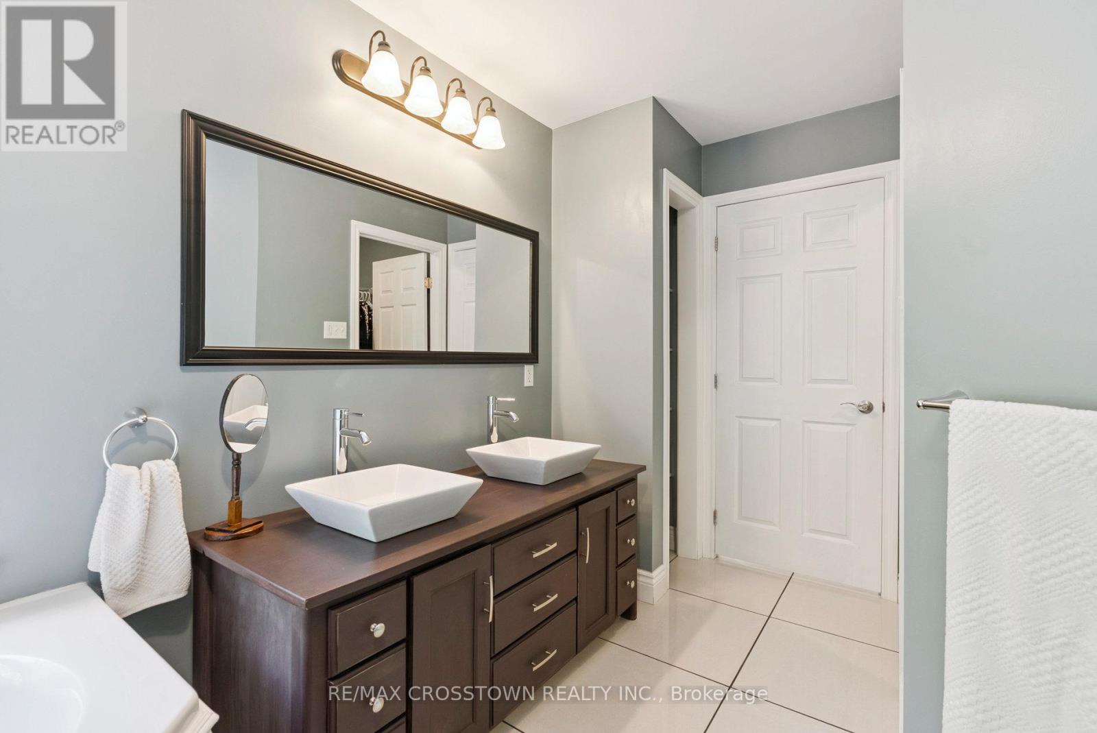 19 Gillespie Trail S, Essa, Ontario  L3W 0V1 - Photo 19 - N12577288