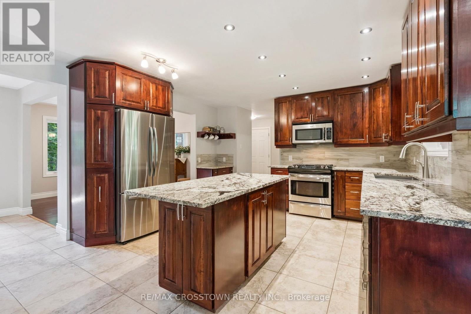 19 Gillespie Trail S, Essa, Ontario  L3W 0V1 - Photo 6 - N12577288