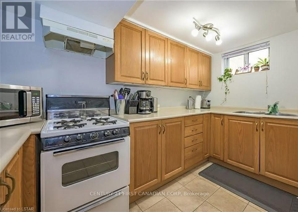 111 Lincoln Place, London South, Ontario  N6C 2C3 - Photo 2 - X12639292