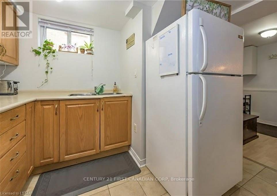 111 Lincoln Place, London South, Ontario  N6C 2C3 - Photo 6 - X12639292