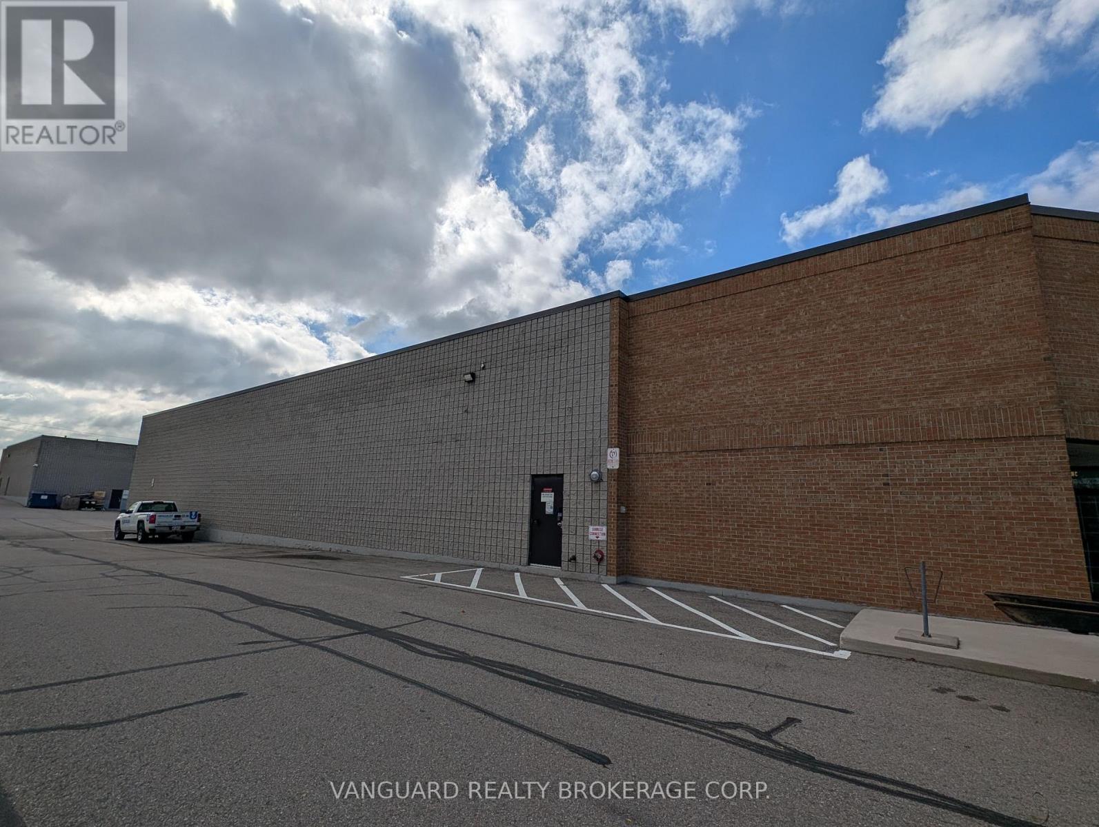 8 - 1750 Courtneypark Drive, Mississauga, Ontario  L5T 1W1 - Photo 3 - W12424884