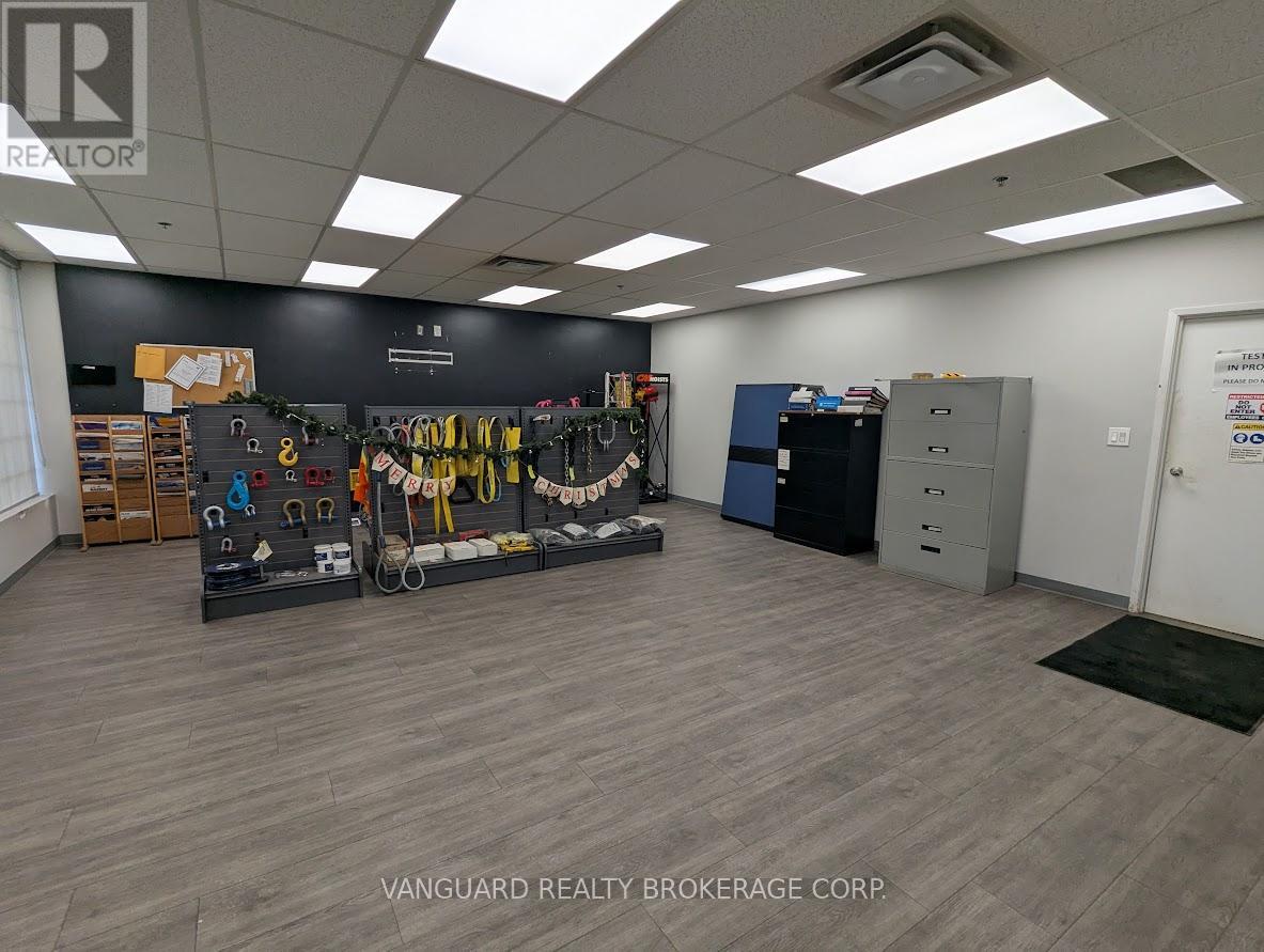 8 - 1750 Courtneypark Drive, Mississauga, Ontario  L5T 1W1 - Photo 5 - W12424884