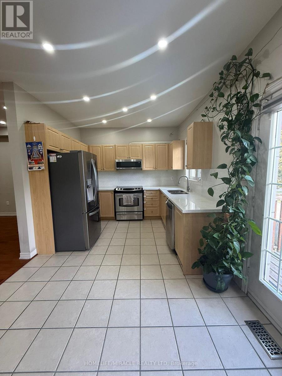 9 Joseph Street, Brampton, Ontario  L6X 0J3 - Photo 5 - W12639334