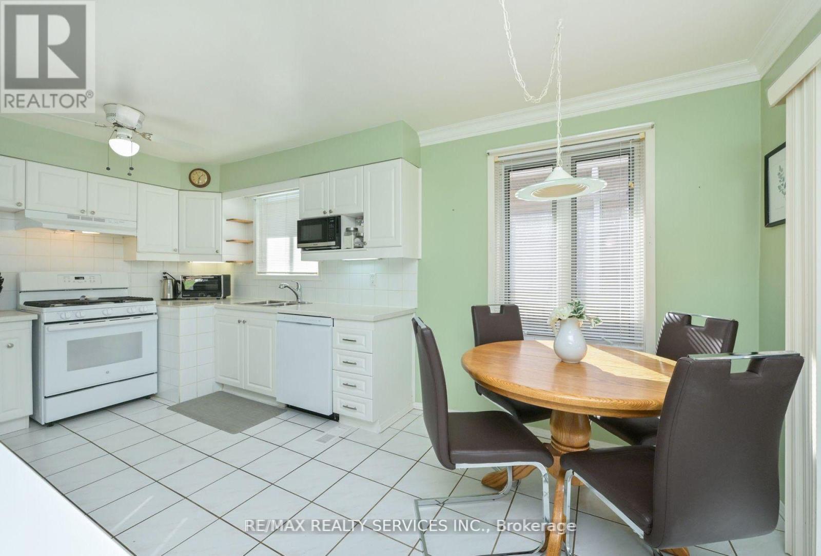 31 Brisco Street, Brampton, Ontario  L6V 1X1 - Photo 12 - W12639346