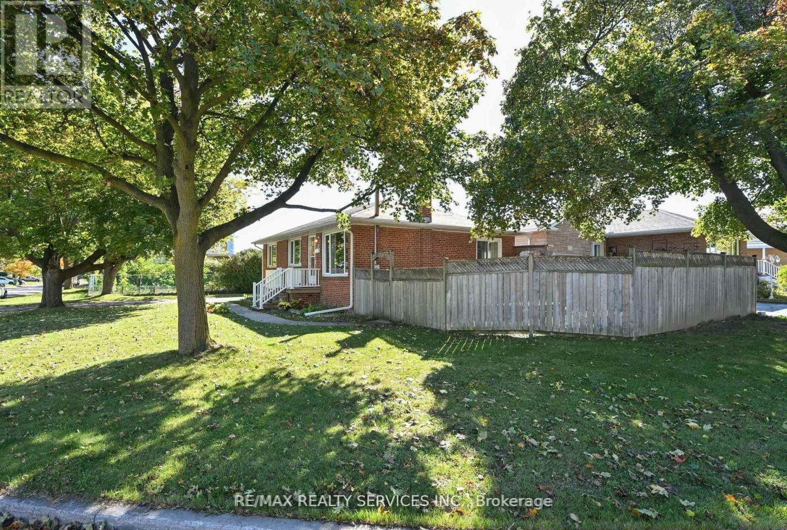 31 Brisco Street, Brampton, Ontario  L6V 1X1 - Photo 25 - W12639346