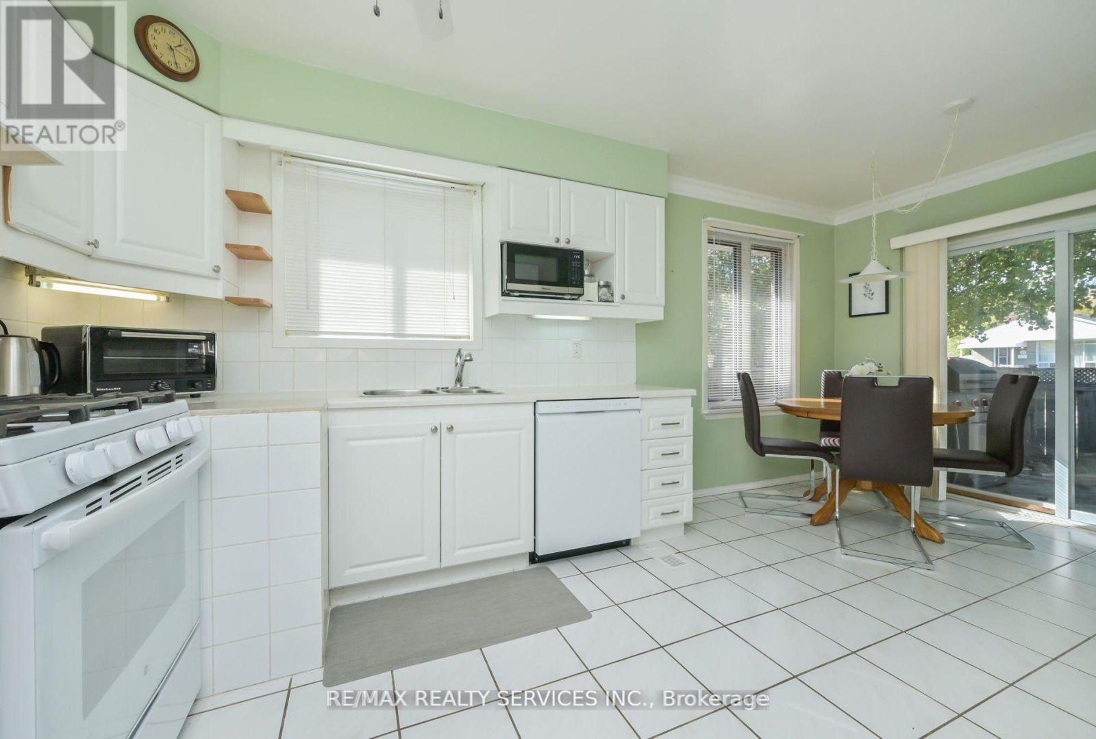 31 Brisco Street, Brampton, Ontario  L6V 1X1 - Photo 7 - W12639346