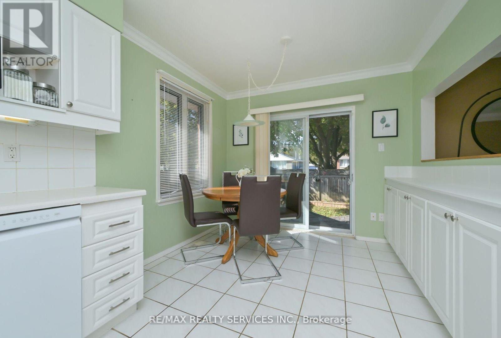 31 Brisco Street, Brampton, Ontario  L6V 1X1 - Photo 9 - W12639346