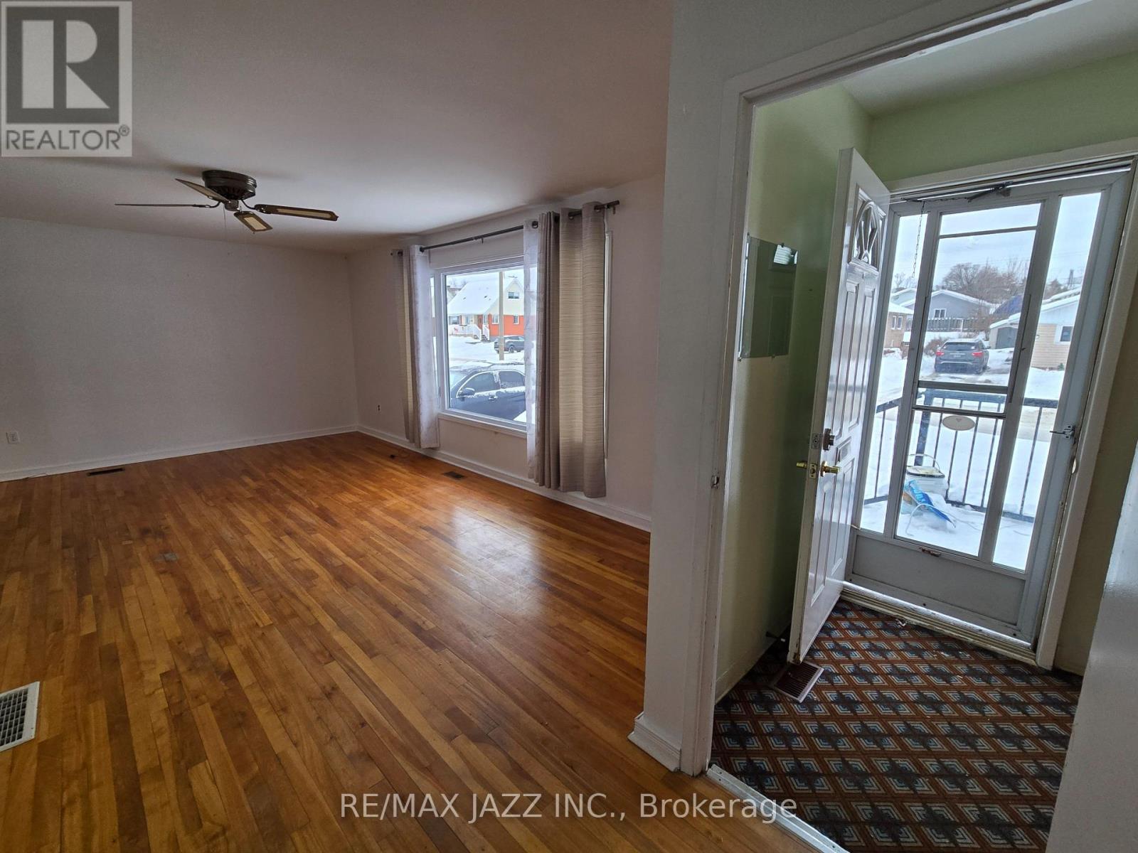 255 Mississauga Avenue, Elliot Lake, Ontario  P5A 1E8 - Photo 5 - X12639406