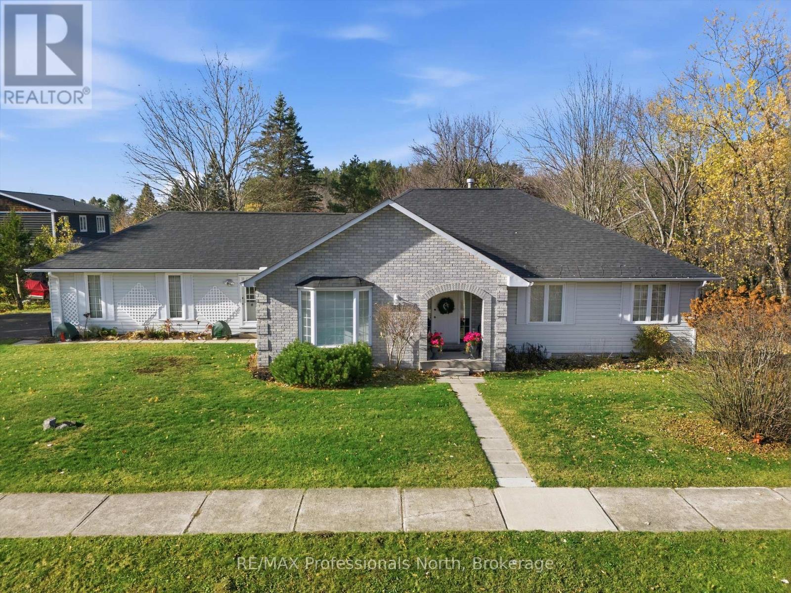 39 Catharine Street, Bracebridge, Ontario P1L 1B1 - Photo 2 - X12639430