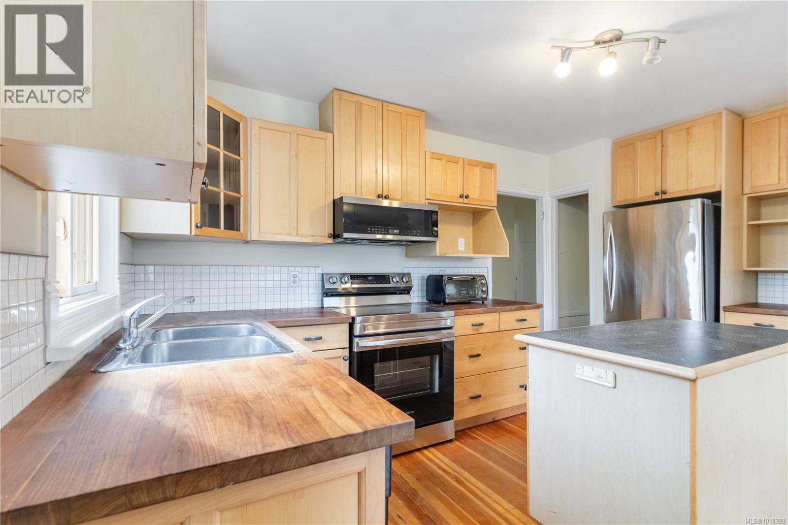 1835 Fernwood Rd, Victoria, British Columbia  V8T 2Y5 - Photo 16 - 1018398