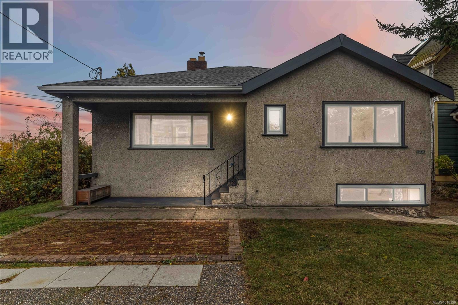 1835 Fernwood Rd, Victoria, British Columbia  V8T 2Y5 - Photo 4 - 1018398