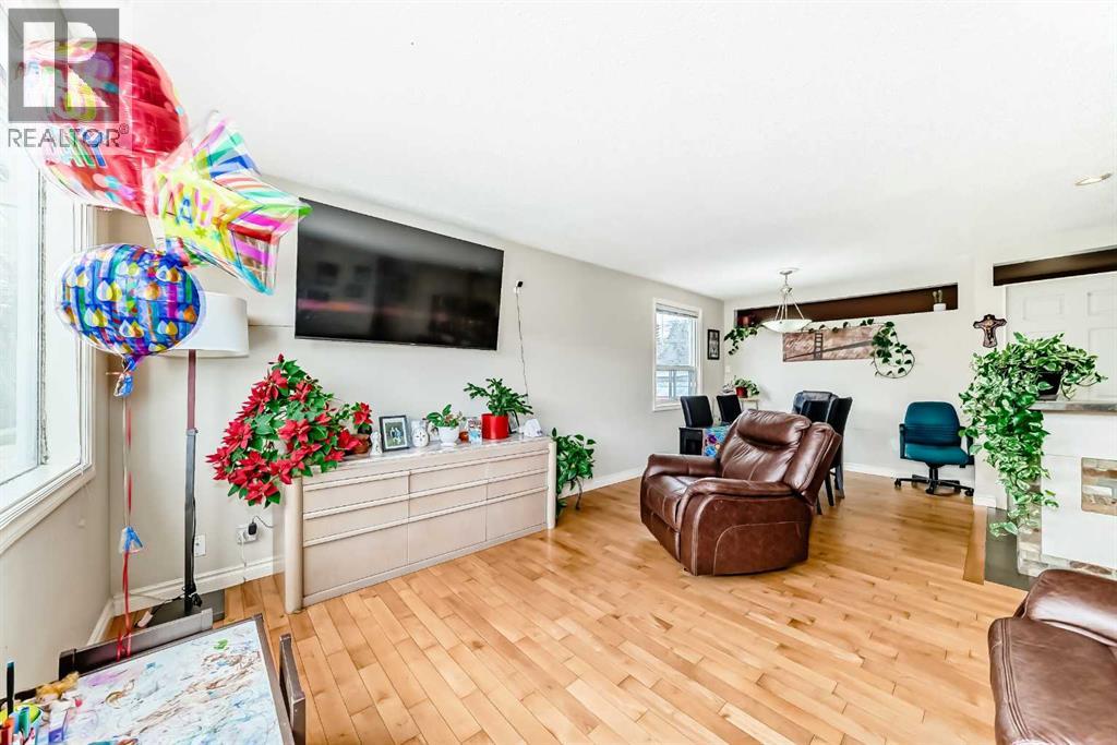 53 Wakefield Drive Sw, Calgary, Alberta  T3C 2W8 - Photo 9 - A2230901