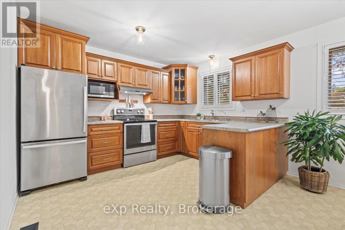 158 6th Avenue, Hanover, Ontario  N4N 2E4 - Photo 6 - X12465158