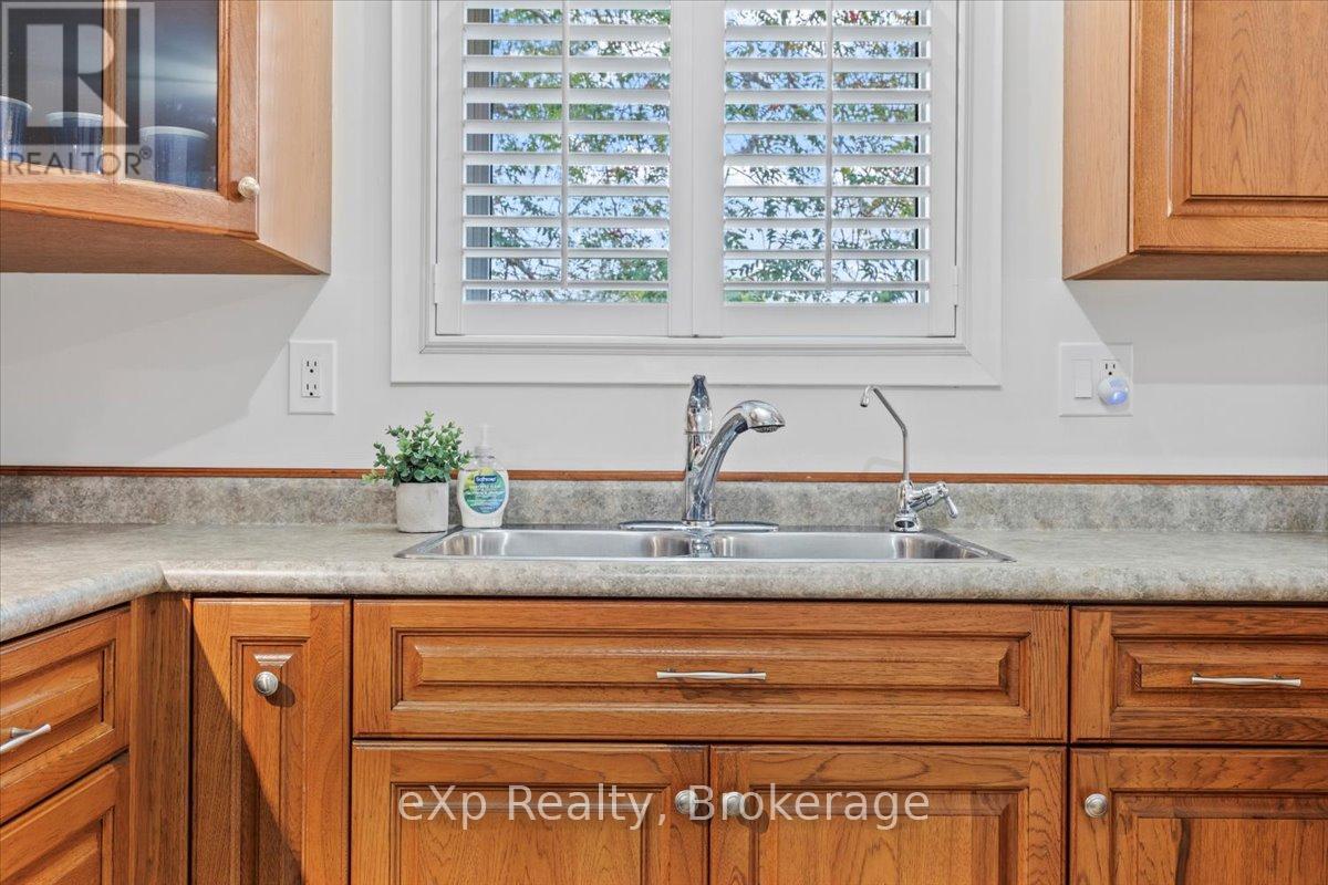 158 6th Avenue, Hanover, Ontario  N4N 2E4 - Photo 8 - X12465158