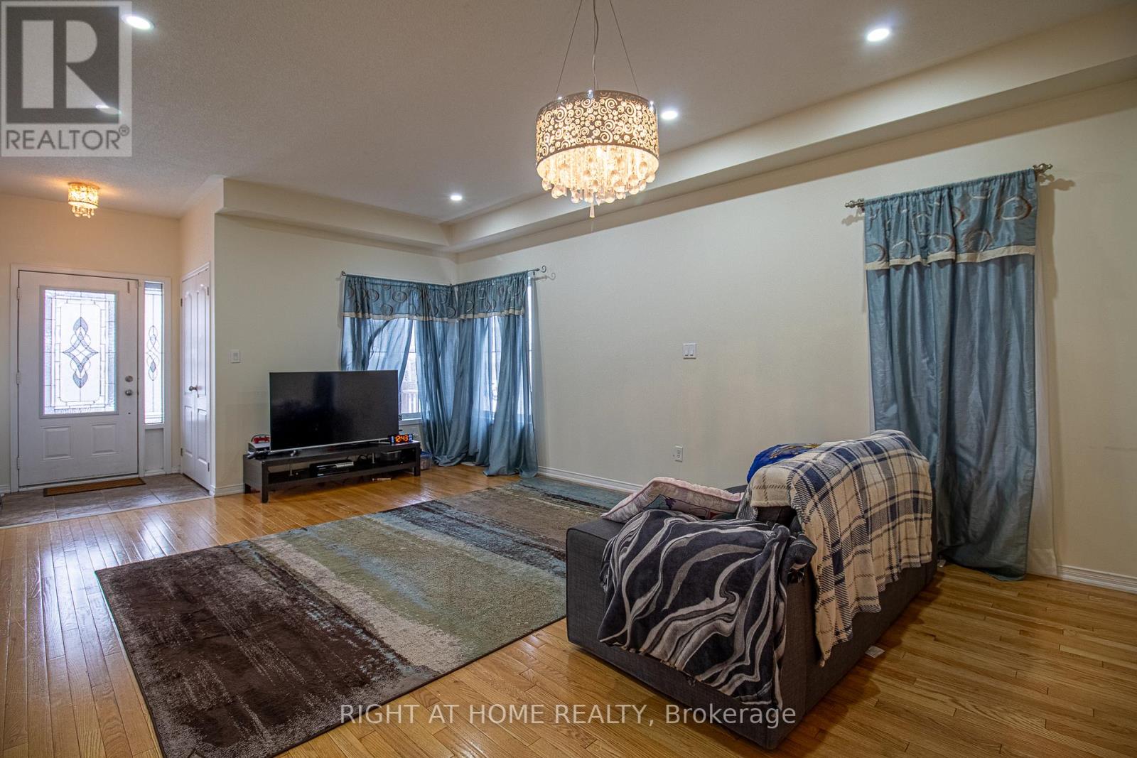 98 Gillett Drive, Ajax (Northeast Ajax), Ontario  L1Z 0N3 - Photo 7 - E12639474