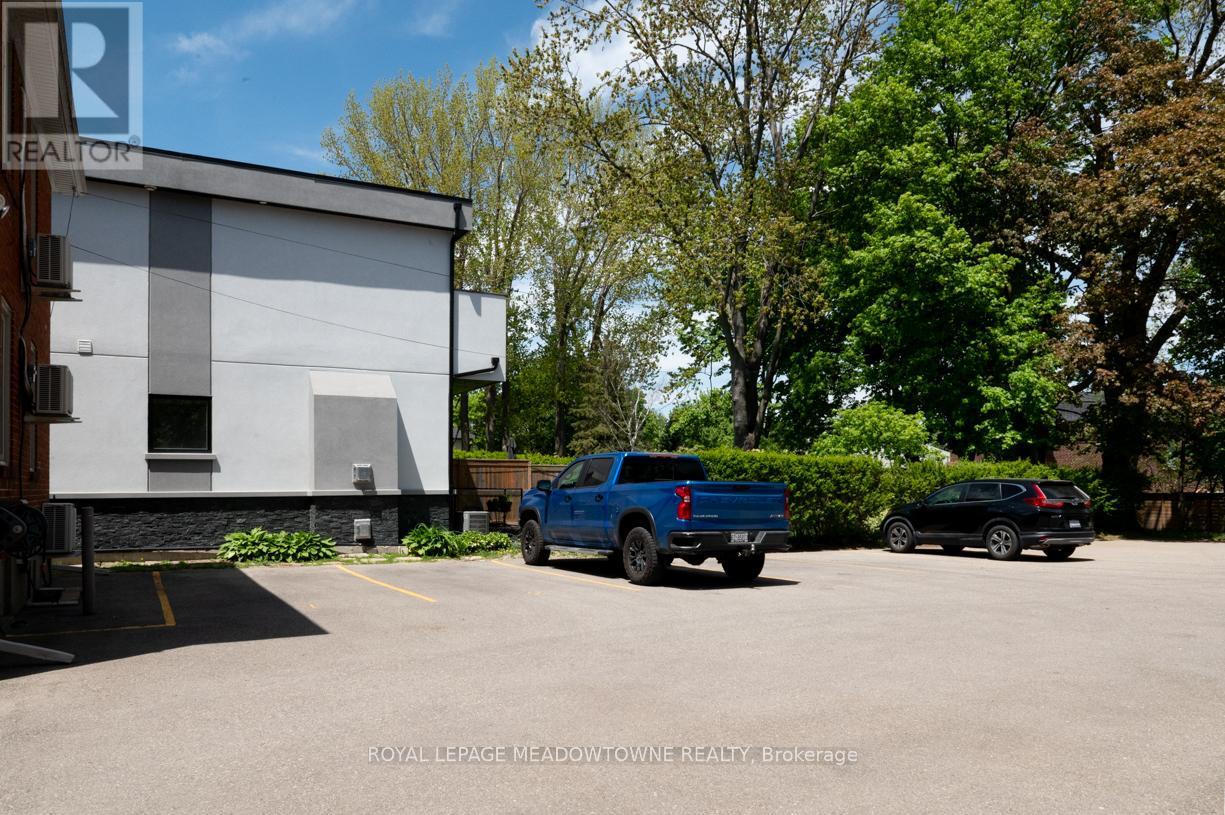 2 - 29 Broadview Avenue, Mississauga, Ontario  L5H 2S8 - Photo 4 - W12639516