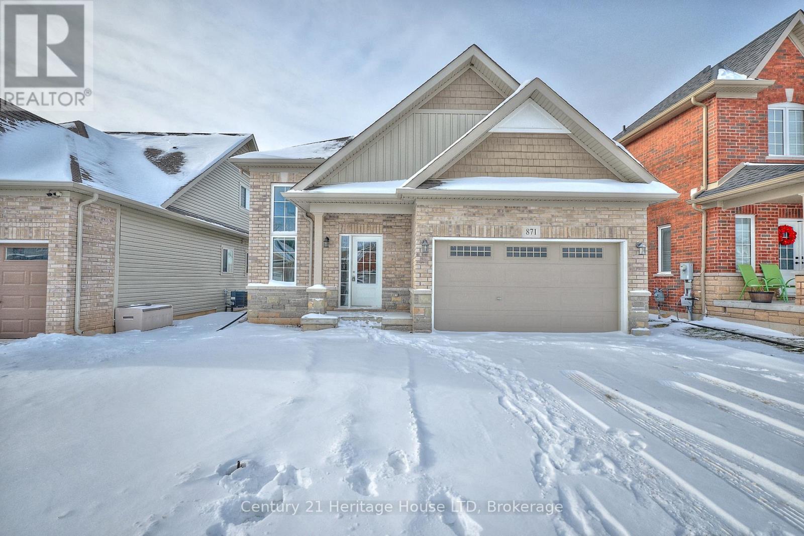 871 Burwell Street, Fort Erie, Ontario  L2A 0E3 - Photo 2 - X12393714