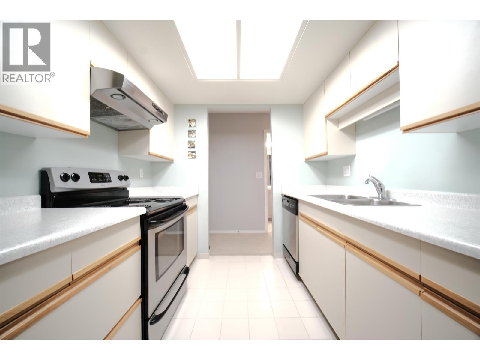 411 2915 Glen Drive, Coquitlam, British Columbia  V3B 7H8 - Photo 14 - R3074231