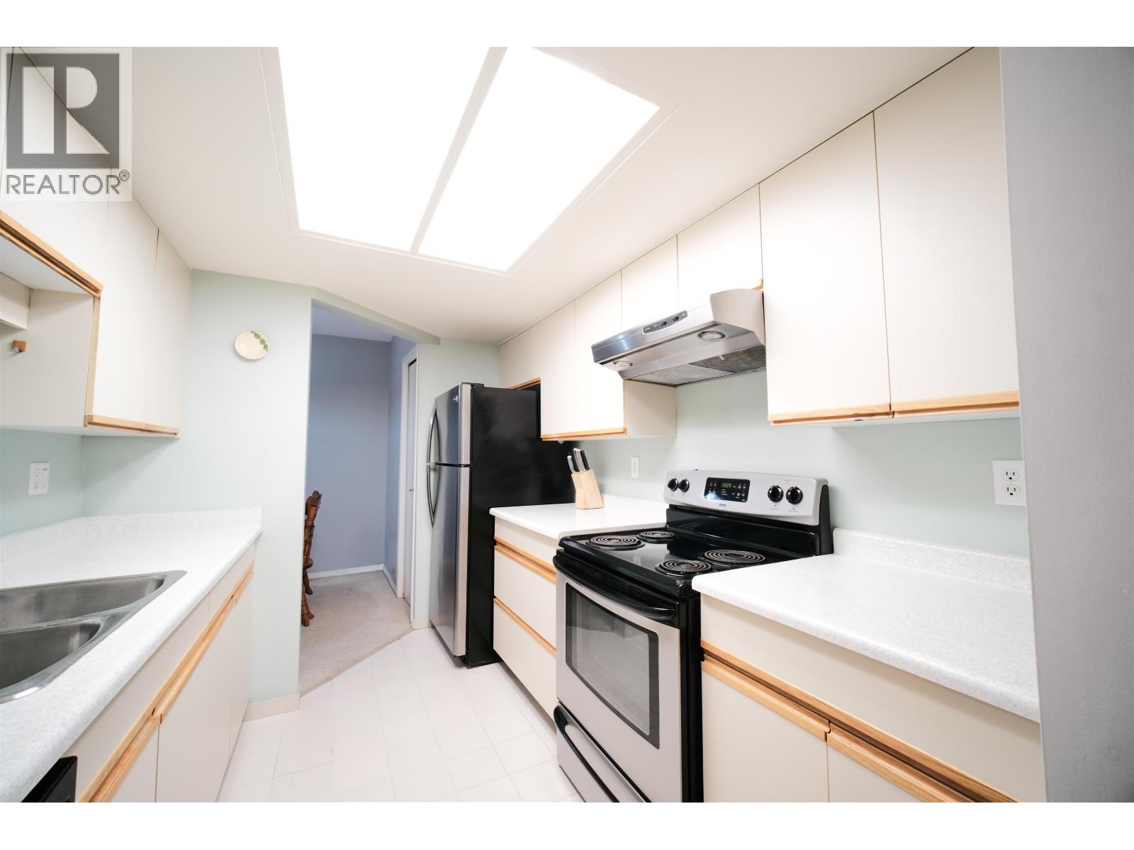 411 2915 Glen Drive, Coquitlam, British Columbia  V3B 7H8 - Photo 2 - R3074231