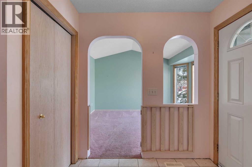 12 Hawkland Crescent Nw, Calgary, Alberta  T3G 3V2 - Photo 7 - A2275567