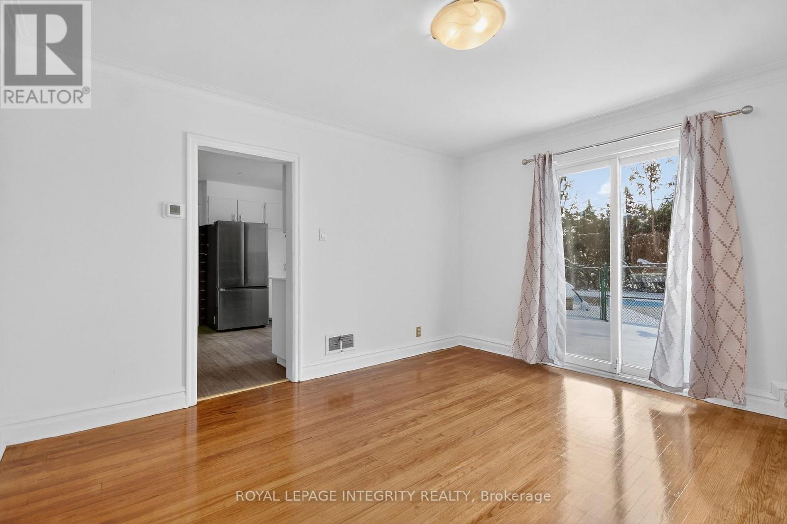 230 Smyth Road, Ottawa, Ontario  K1H 5A2 - Photo 10 - X12639656