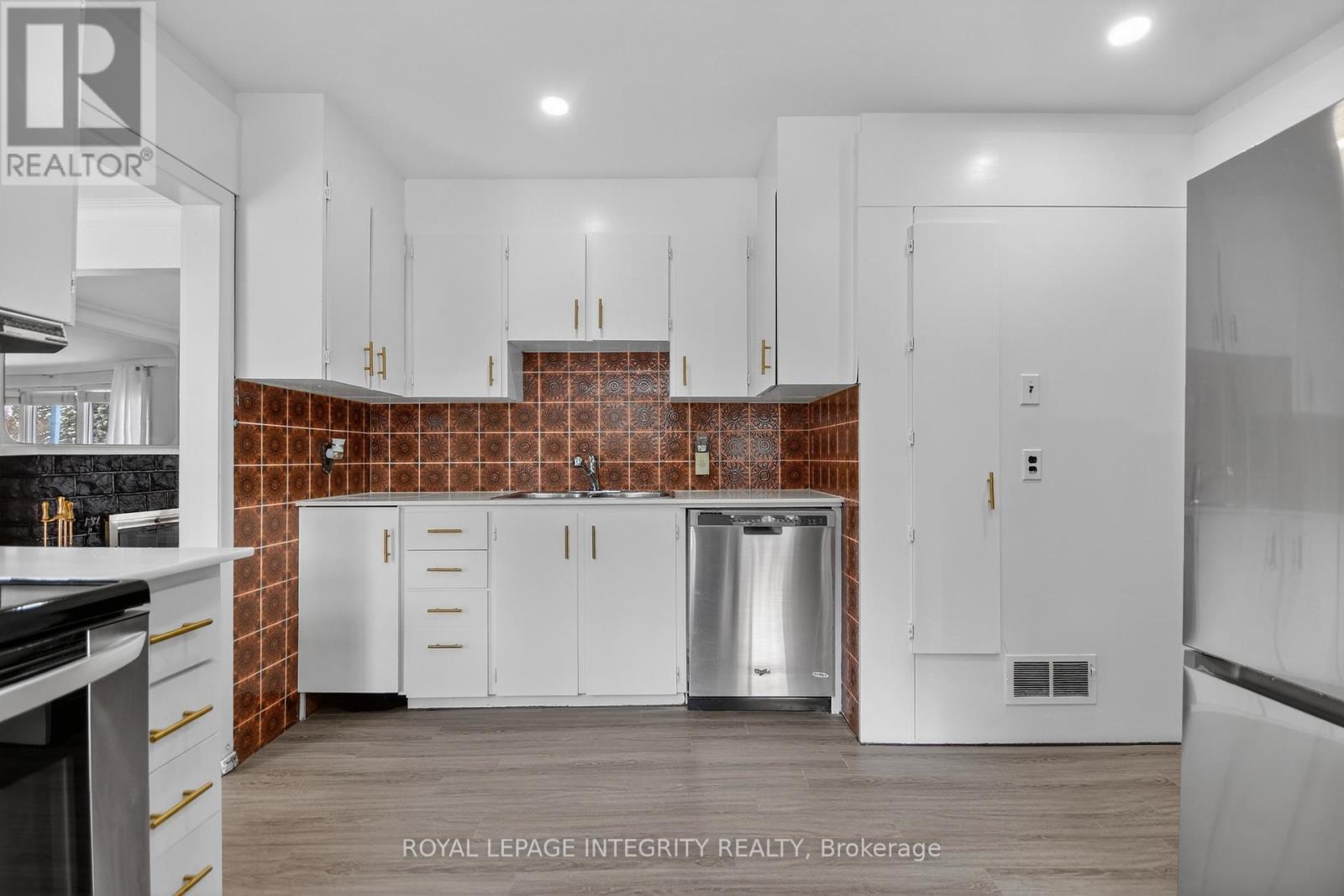 230 Smyth Road, Ottawa, Ontario  K1H 5A2 - Photo 13 - X12639656