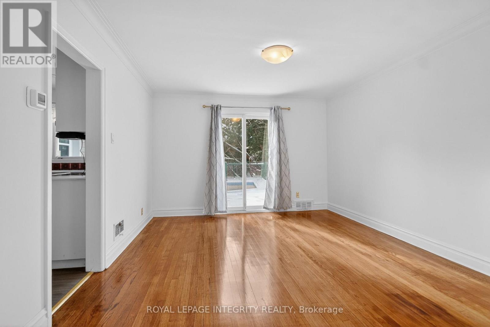 230 Smyth Road, Ottawa, Ontario  K1H 5A2 - Photo 9 - X12639656