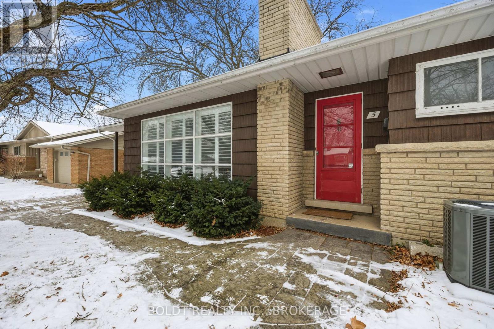 5 Swan Drive, St. Catharines, Ontario  L2T 2C2 - Photo 3 - X12639682