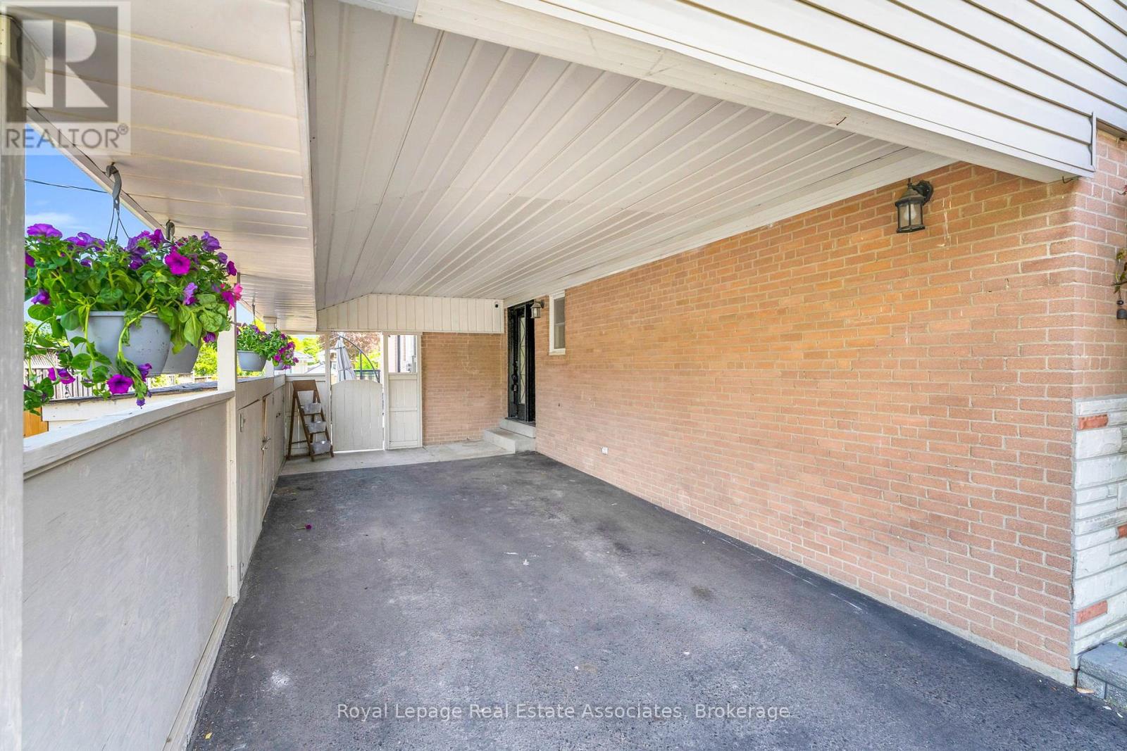 21 Bairstow Crescent, Halton Hills, Ontario  L7G 1L9 - Photo 2 - W12359862