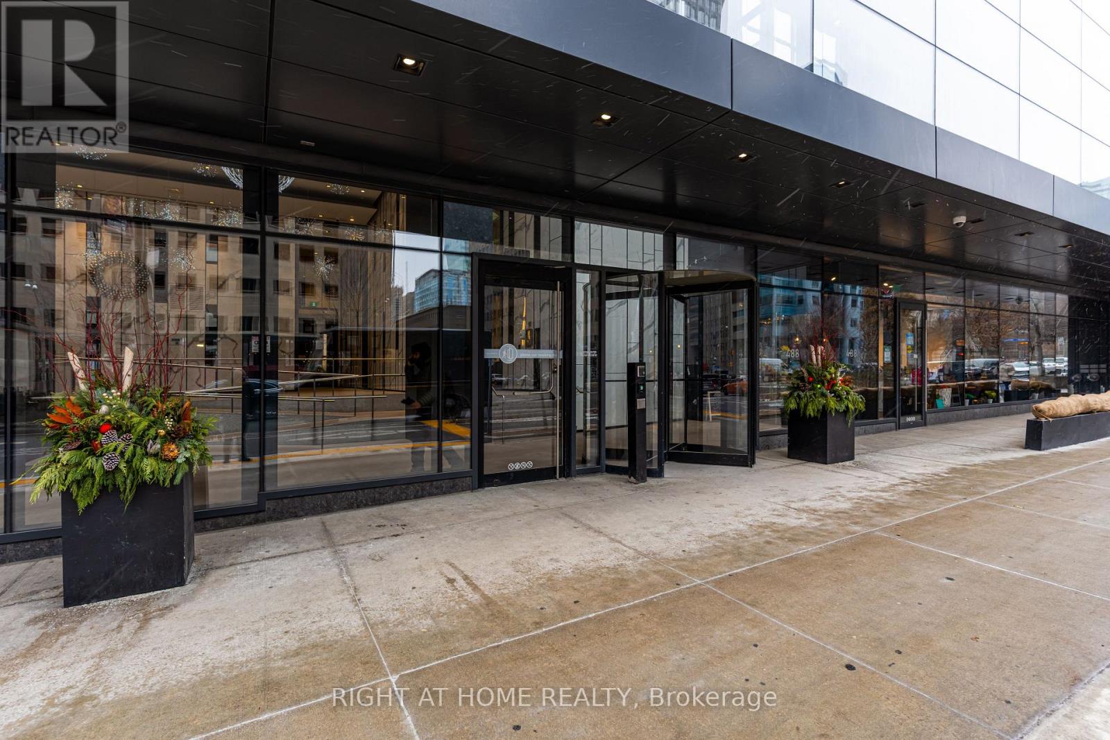 4702 - 488 University Avenue, Toronto, Ontario M5G 0C1 - Photo 2 - C12639622