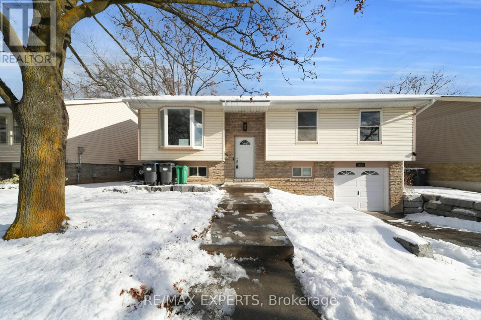 6883 Shelter Bay Road, Mississauga, Ontario  L5N 1T8 - Photo 4 - W12639716