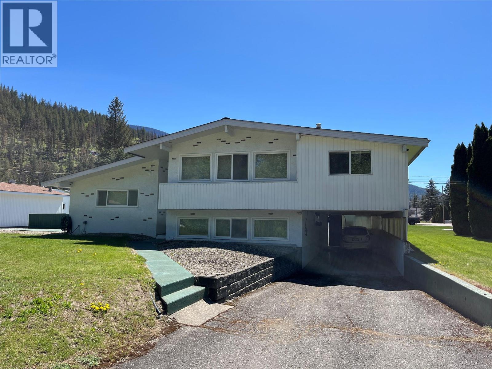 441 Oak Avenue, Sicamous, British Columbia