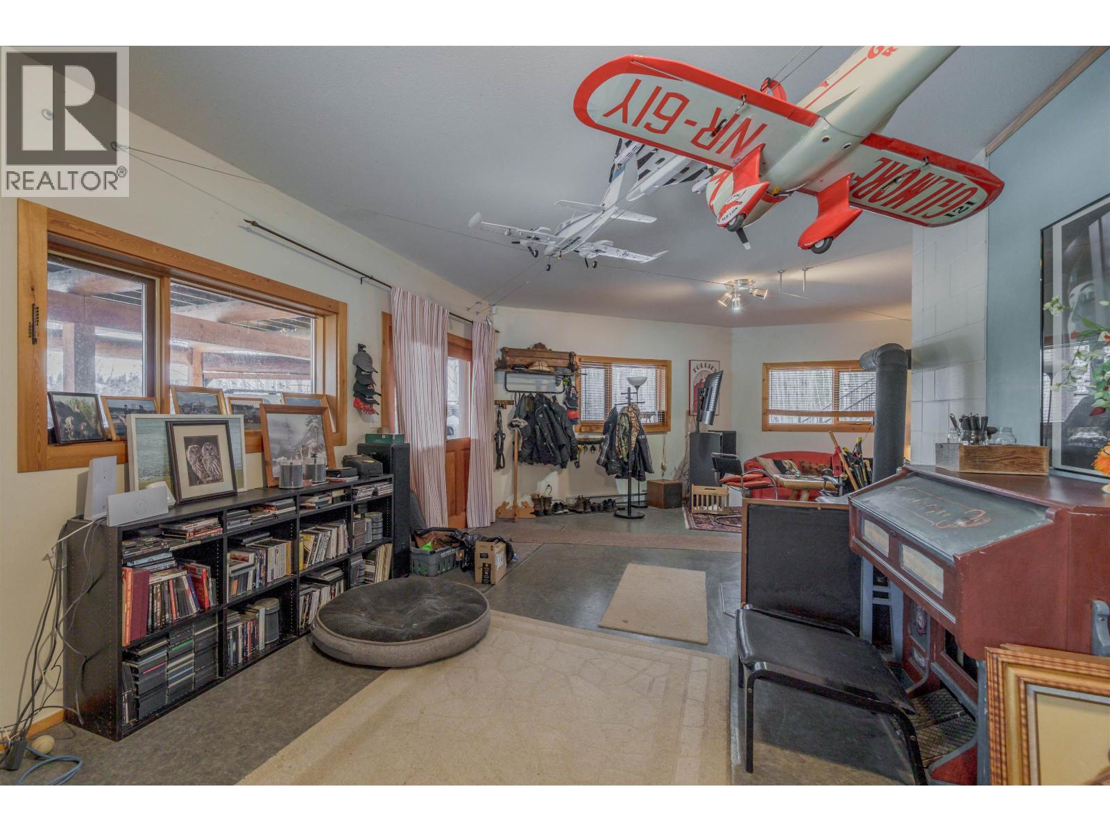 5565 Backvalley Road, 100 Mile House, British Columbia V0K 2E1 - Photo 33 - R3074074