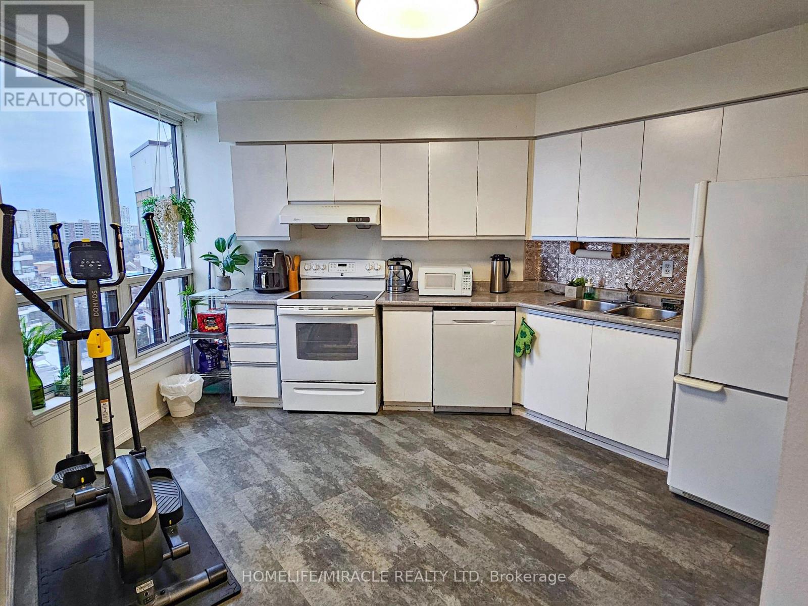 1206 - 12 Laurelcrest Street, Brampton, Ontario  L6S 5Y4 - Photo 6 - W12639740