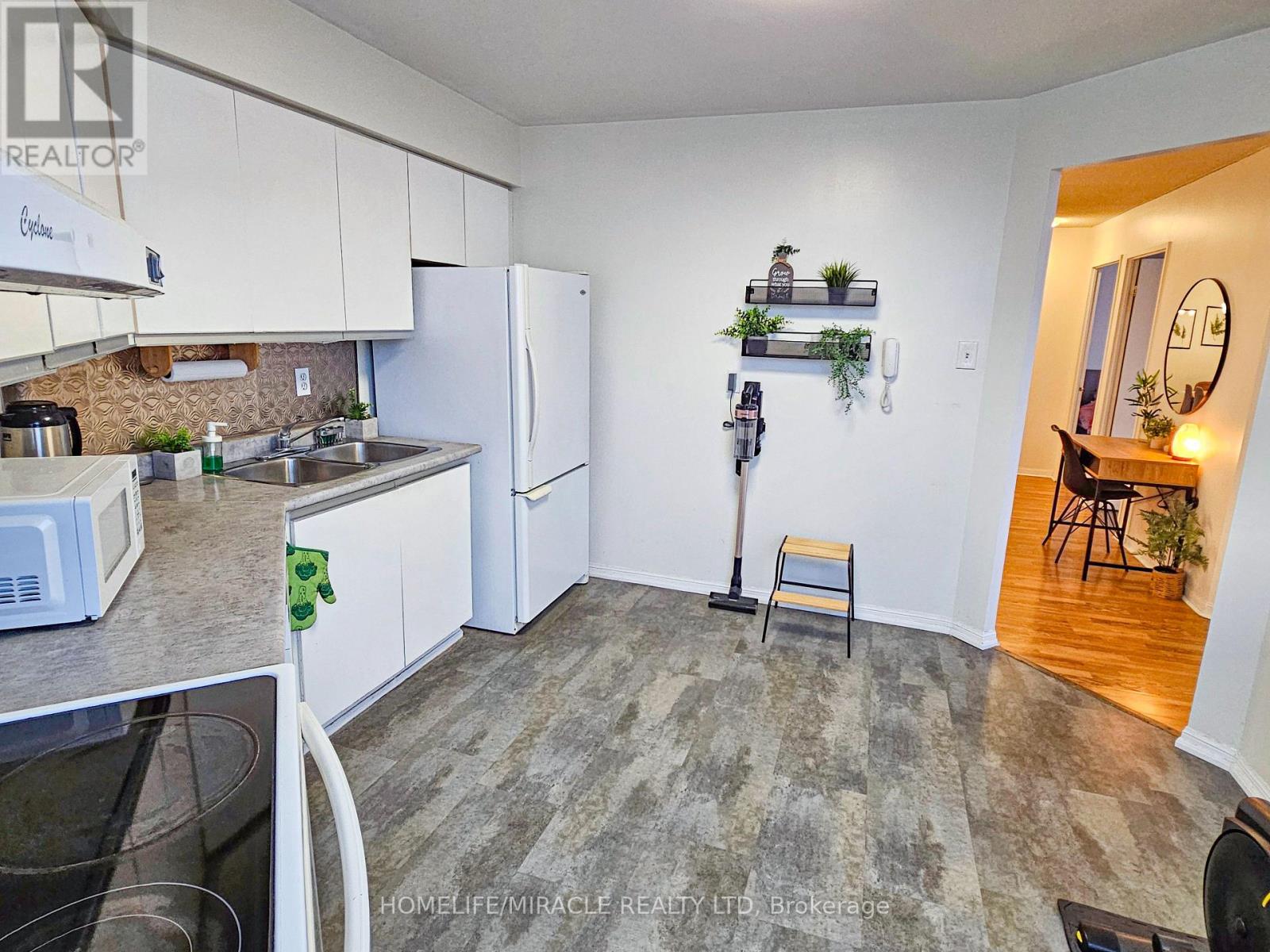 1206 - 12 Laurelcrest Street, Brampton, Ontario  L6S 5Y4 - Photo 7 - W12639740