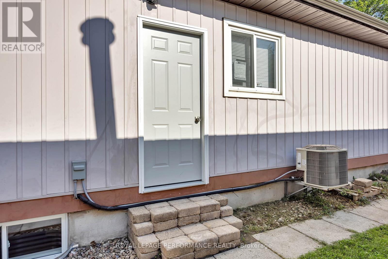 B - 336 Tulip Crescent, Ottawa, Ontario  K1E 2B1 - Photo 2 - X12639792