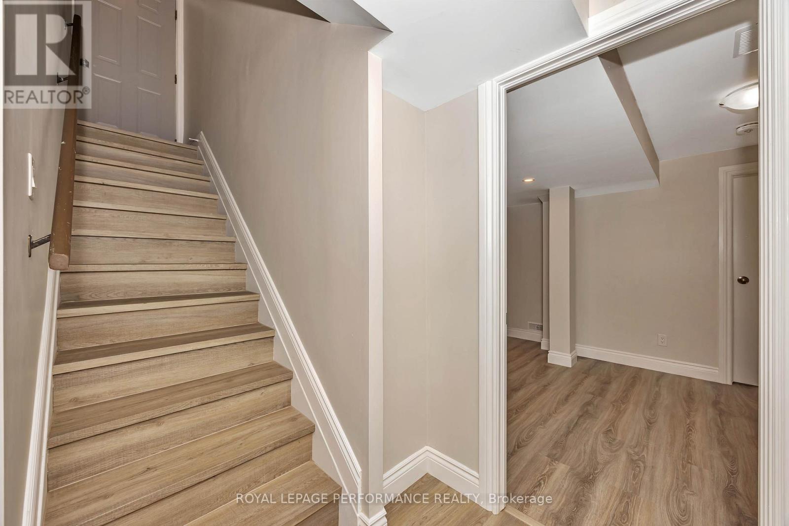 B - 336 Tulip Crescent, Ottawa, Ontario  K1E 2B1 - Photo 3 - X12639792