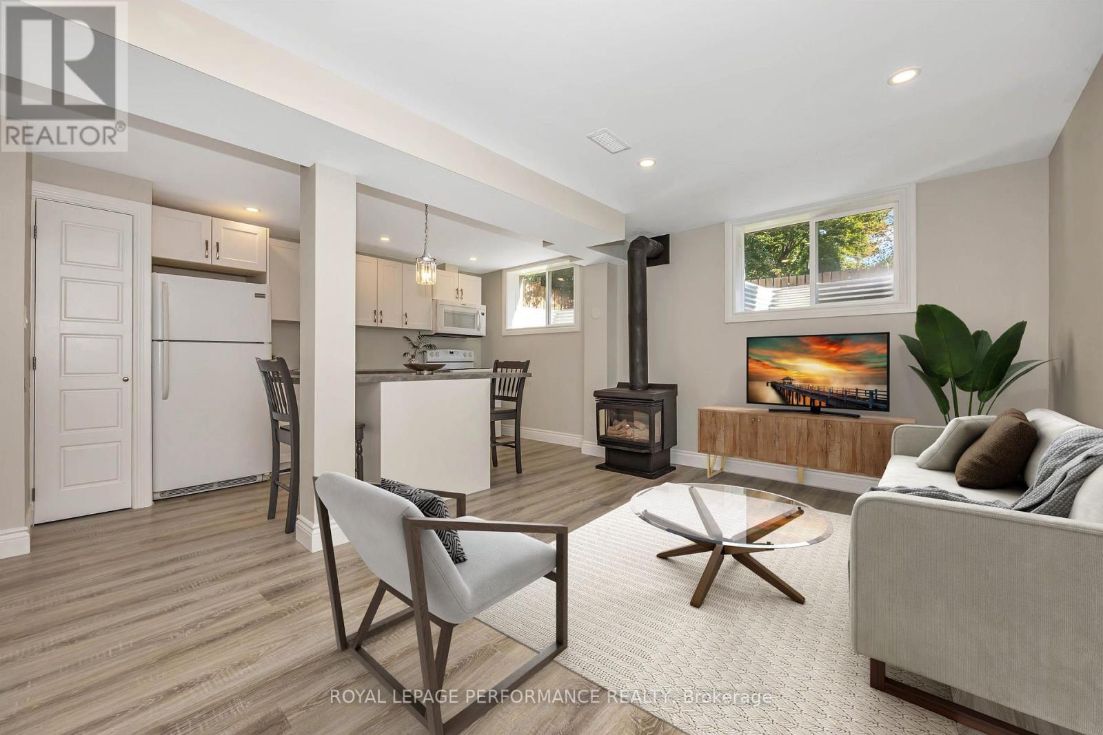 B - 336 Tulip Crescent, Ottawa, Ontario  K1E 2B1 - Photo 4 - X12639792