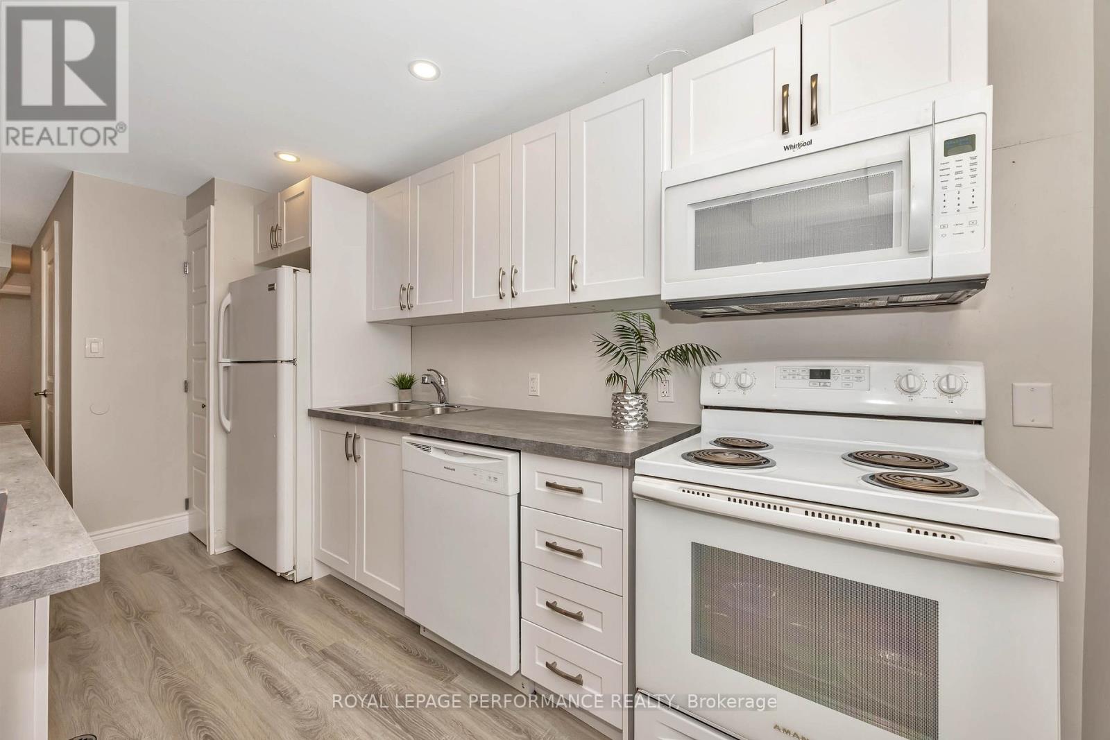 B - 336 Tulip Crescent, Ottawa, Ontario  K1E 2B1 - Photo 9 - X12639792