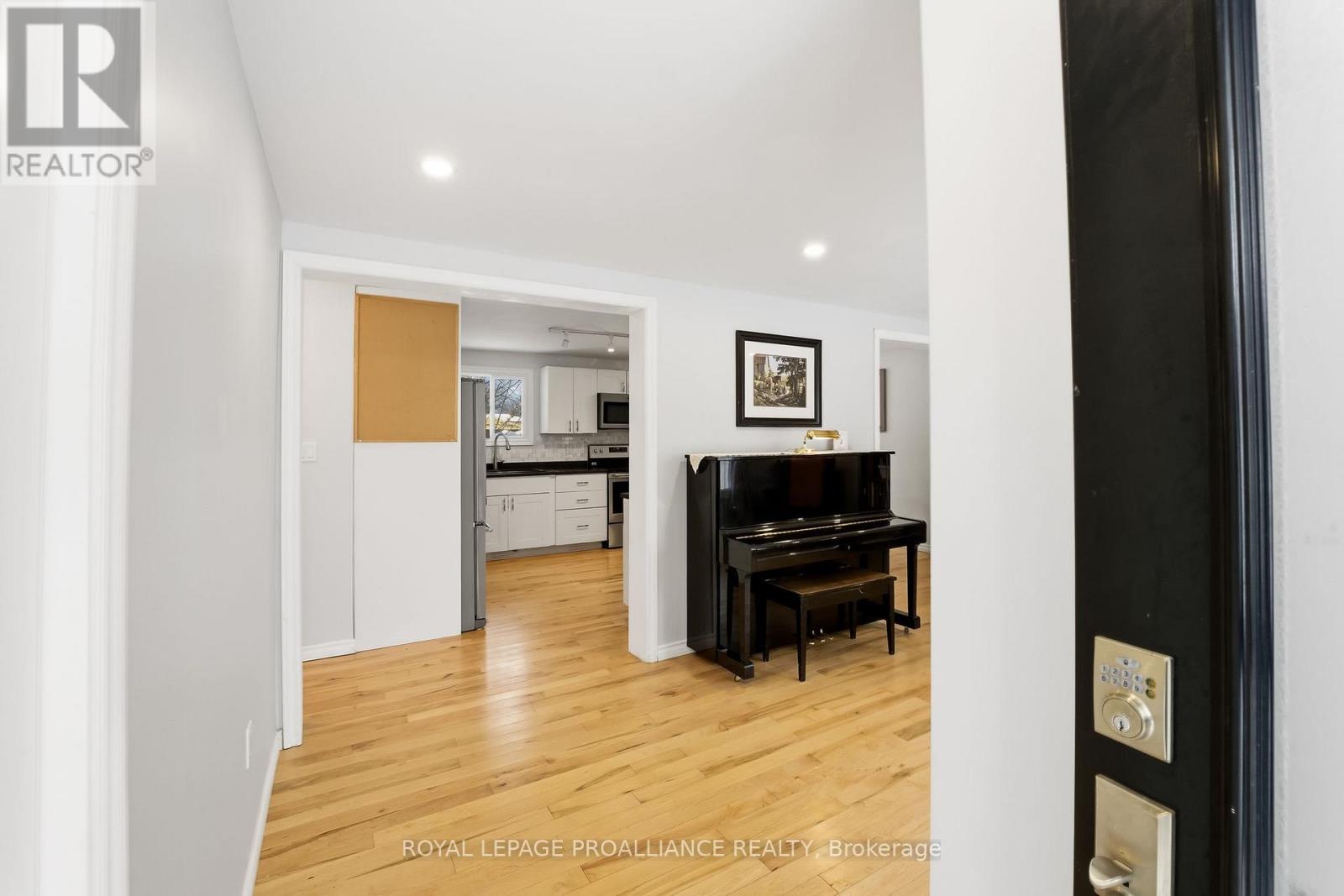 17 Chrisval Avenue, Quinte West, Ontario  K8V 5P7 - Photo 12 - X12639836