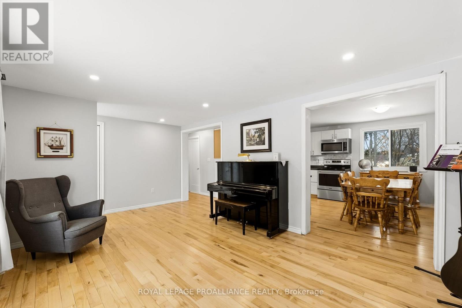 17 Chrisval Avenue, Quinte West, Ontario  K8V 5P7 - Photo 14 - X12639836