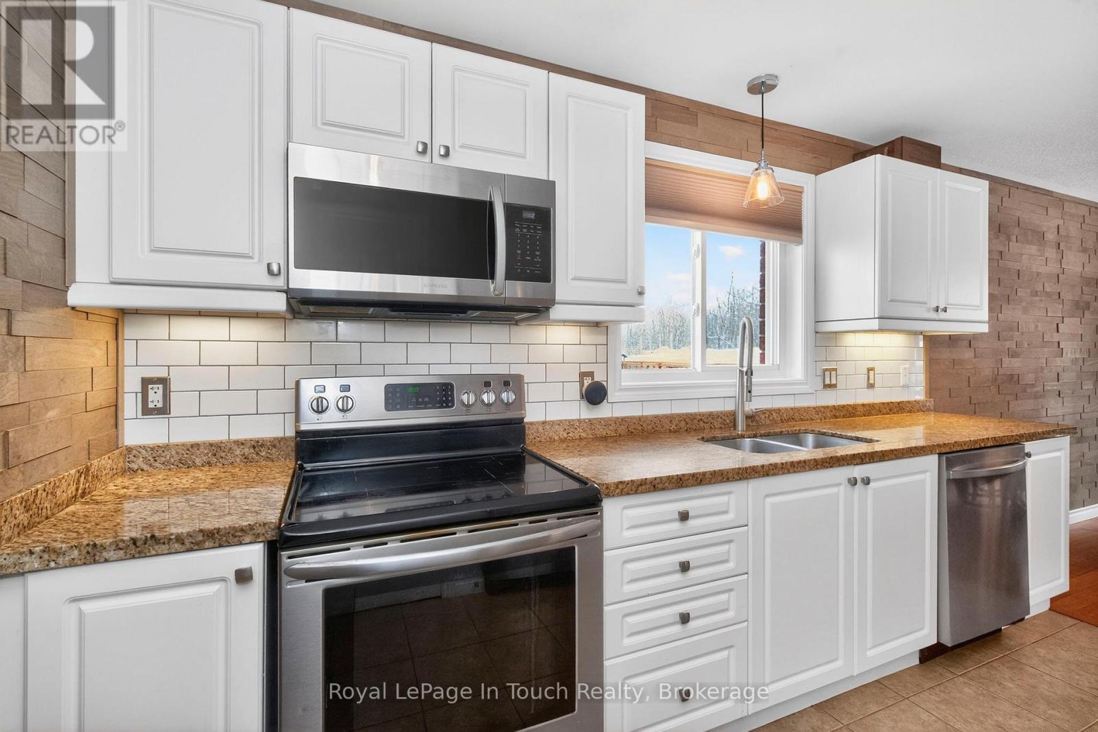 13 Hunter Avenue, Tay (Victoria Harbour), Ontario  L0K 2A0 - Photo 14 - S12638618